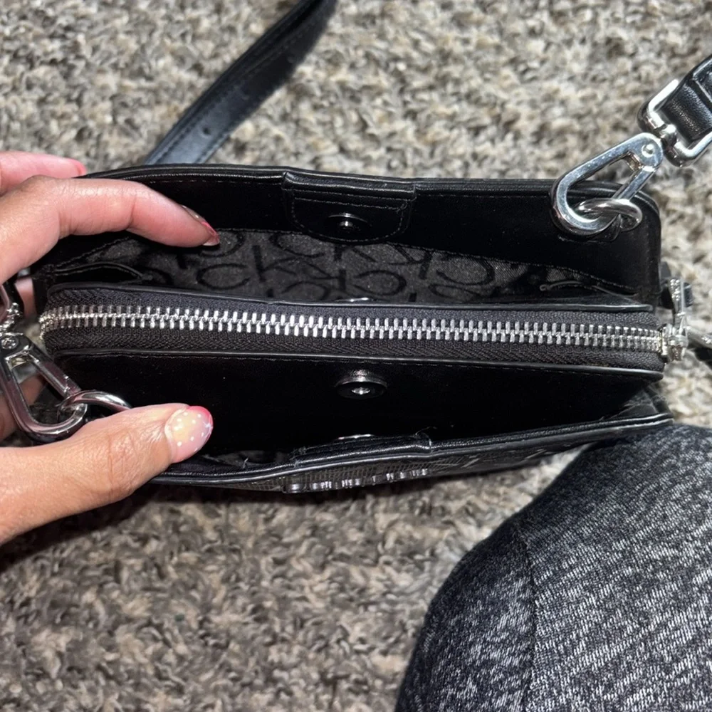 Calvin Klein crossbody purse - Picture 4 of 11